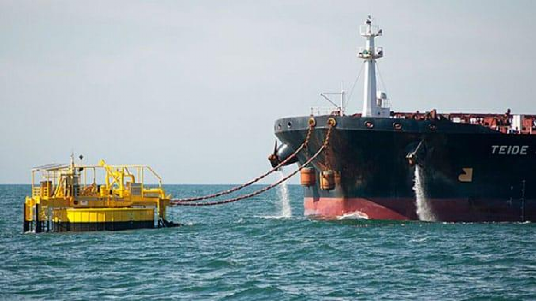 Denuncian "desidia" de YPF en Tierra del Fuego por la rotura de una monoboya y derrames no declarados