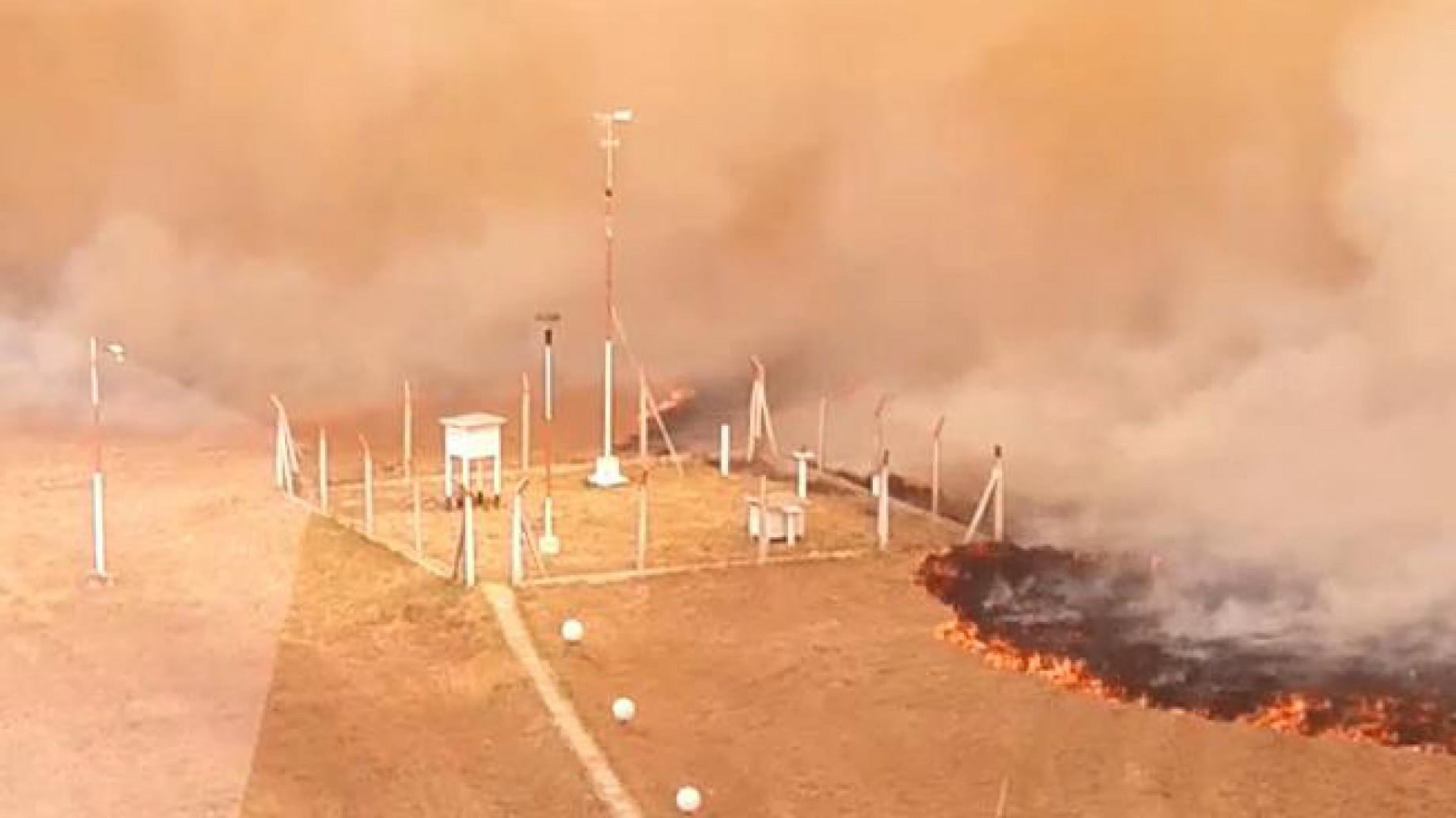 Corrientes: fuertes incendios rodearon el aeropuerto de la capital pero no hubo heridos