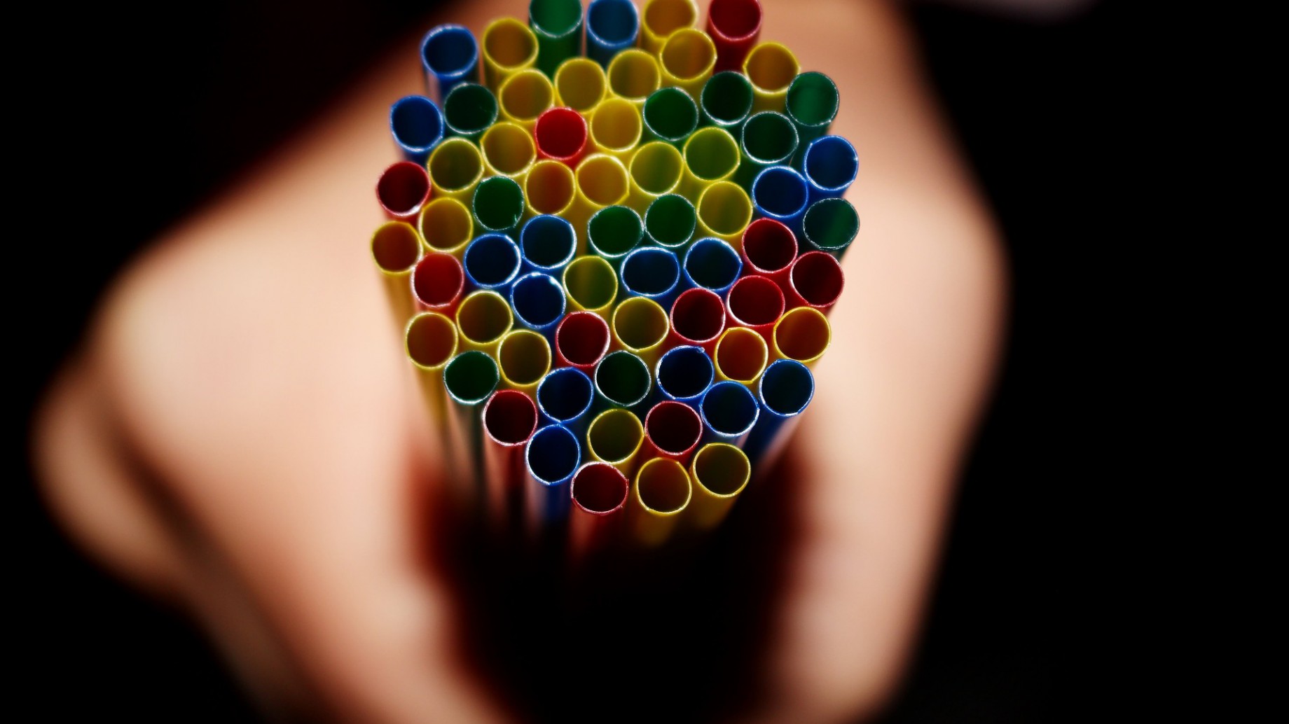 Inglaterra se suma a la ola y prohíbe algunos plásticos de un solo uso