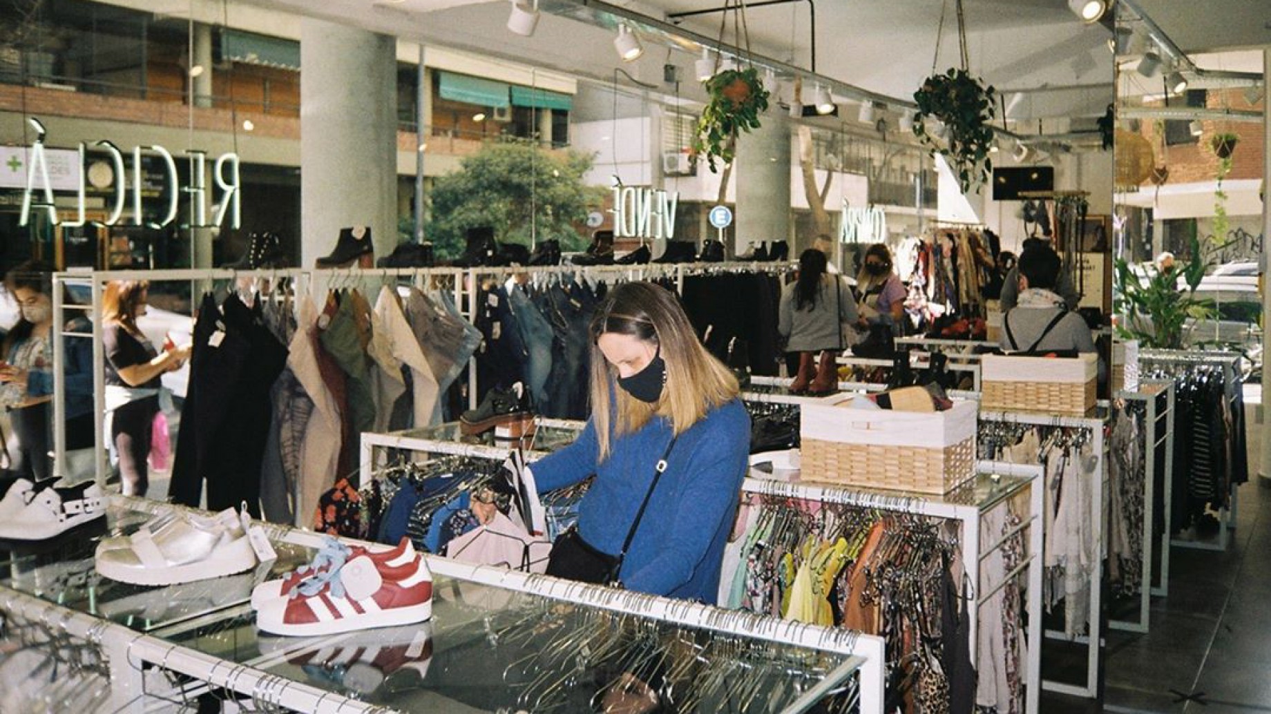 Comprar, vender, reusar: la fórmula para quienes aman el planeta tanto como la moda