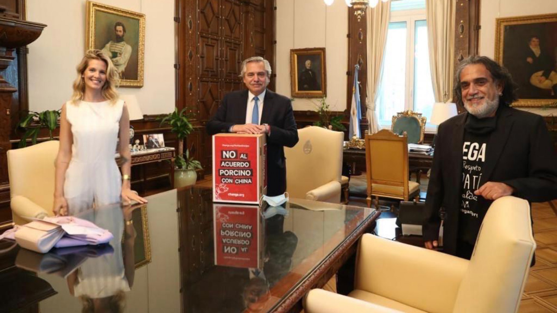 ¿En ambos bandos? Alberto se reunió con activistas veganos por el acuerdo porcino