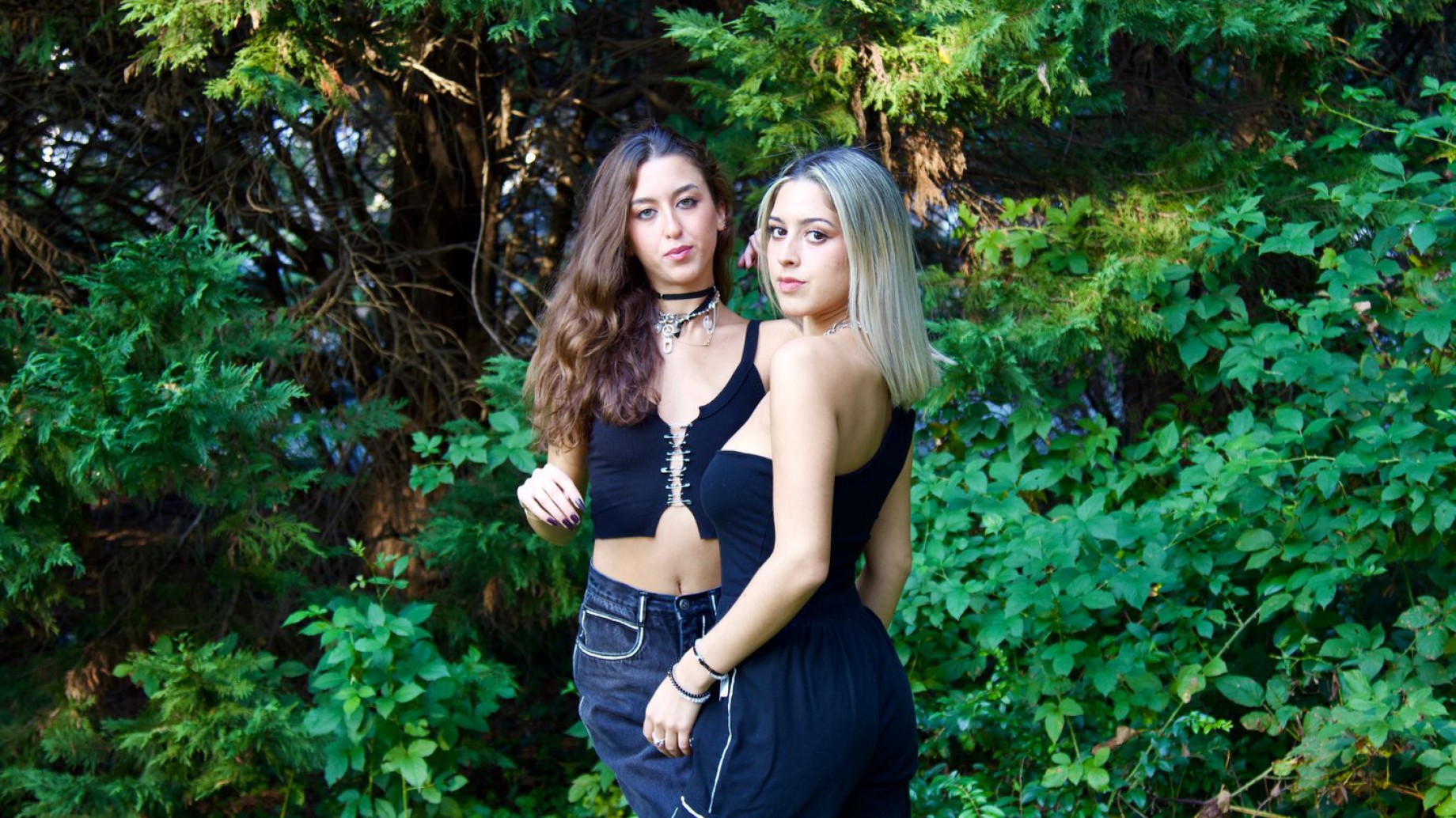 Miami: hermanas latino-iraní crean marca de ropa sostenible y unisex