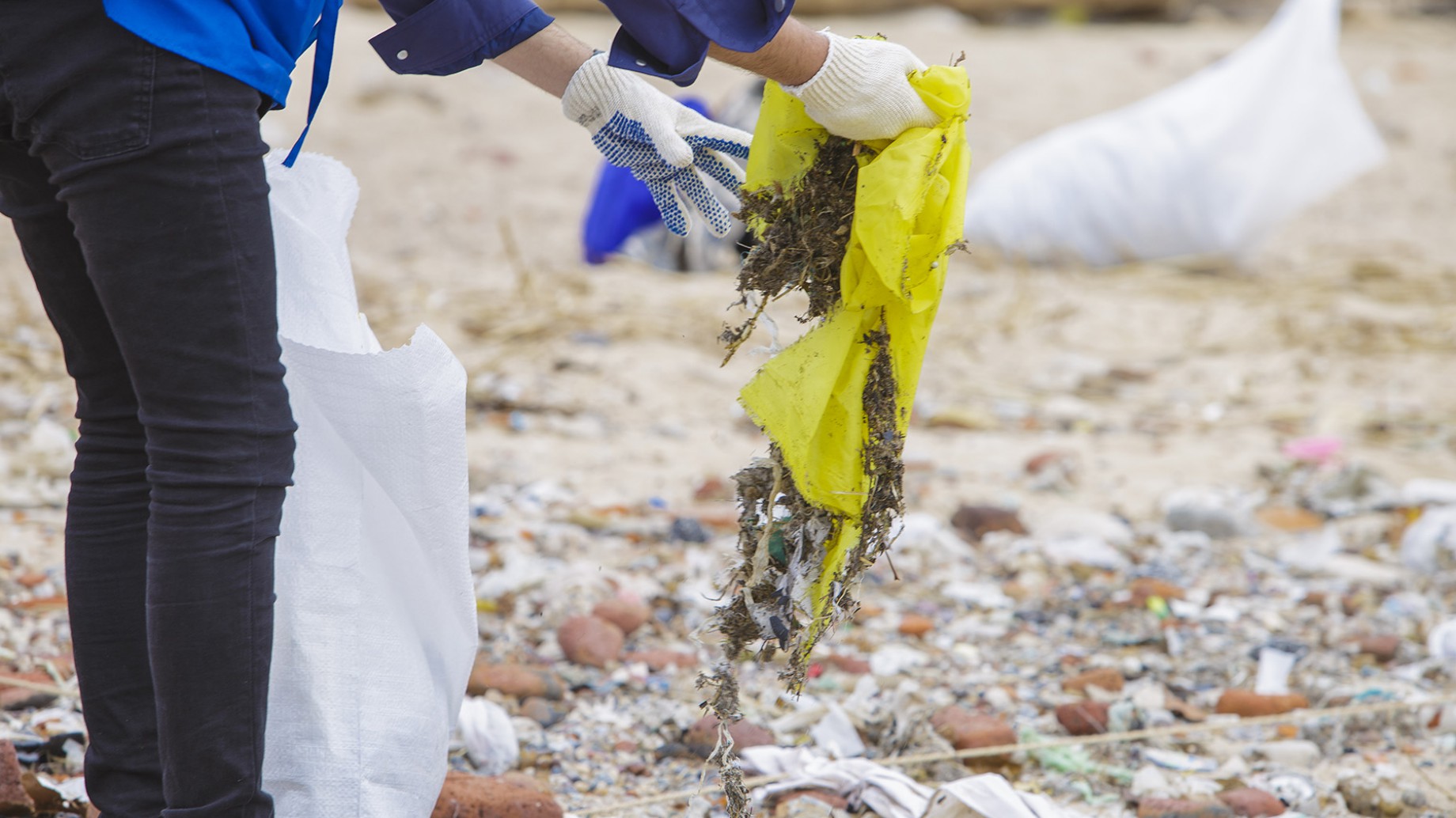 Preocupa el aumento de contaminación por plásticos en el Río de la Plata