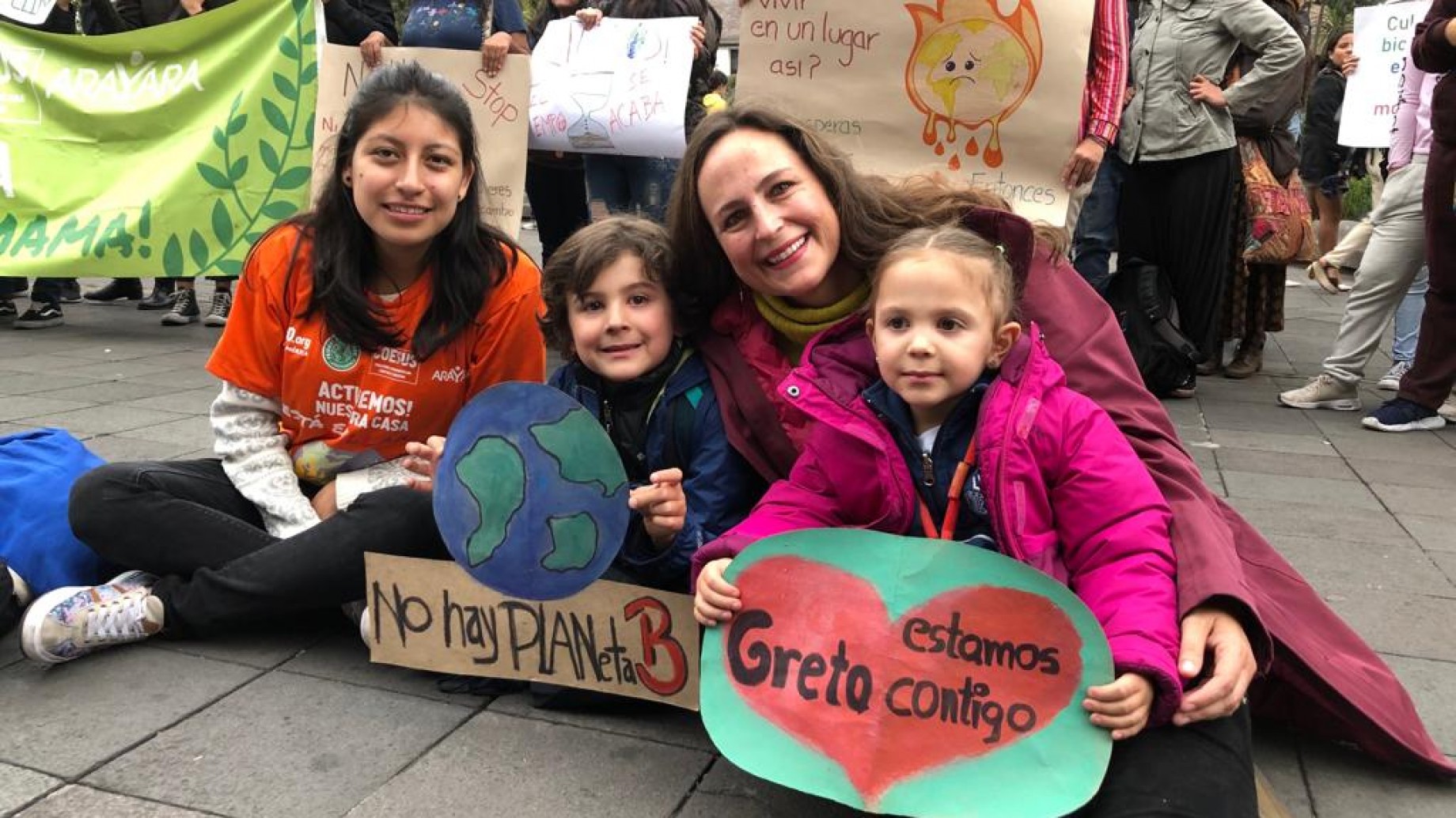 De hijos a padres: crece en el mundo el activismo de las "familias por el clima"