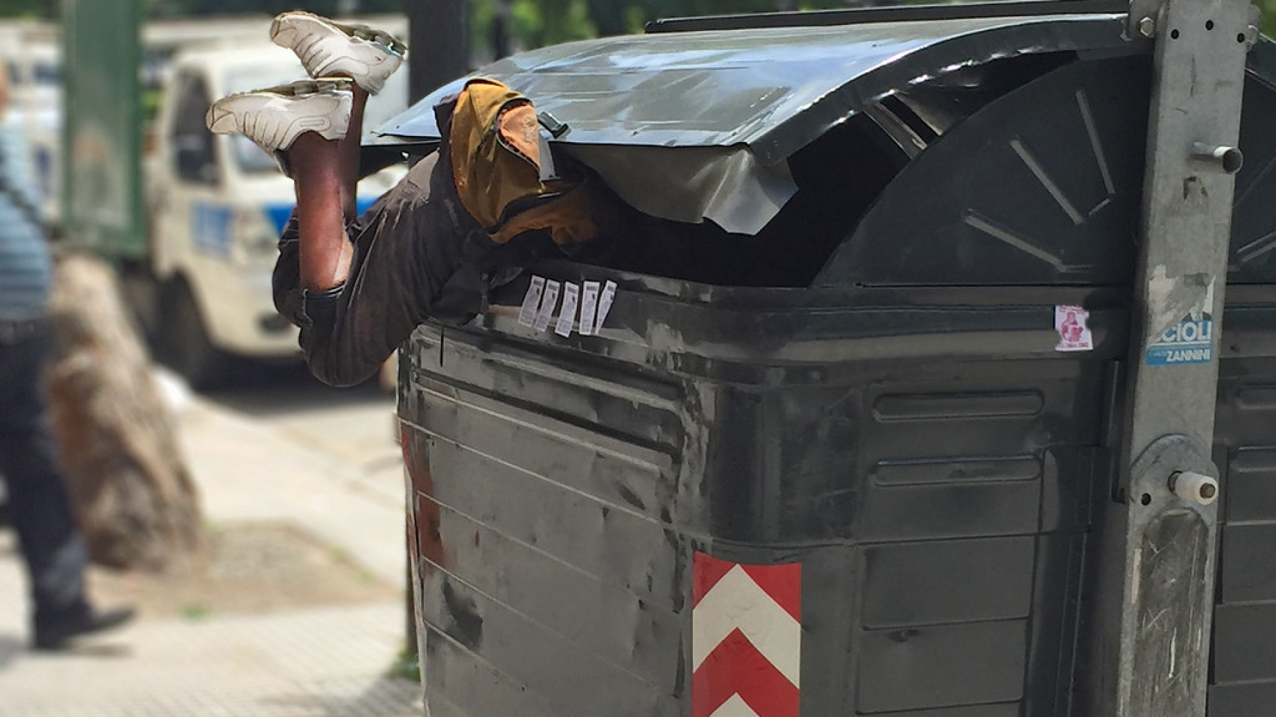 Mientras las pantallas se escandalizan, miles de personas comen "del piso" en Argentina