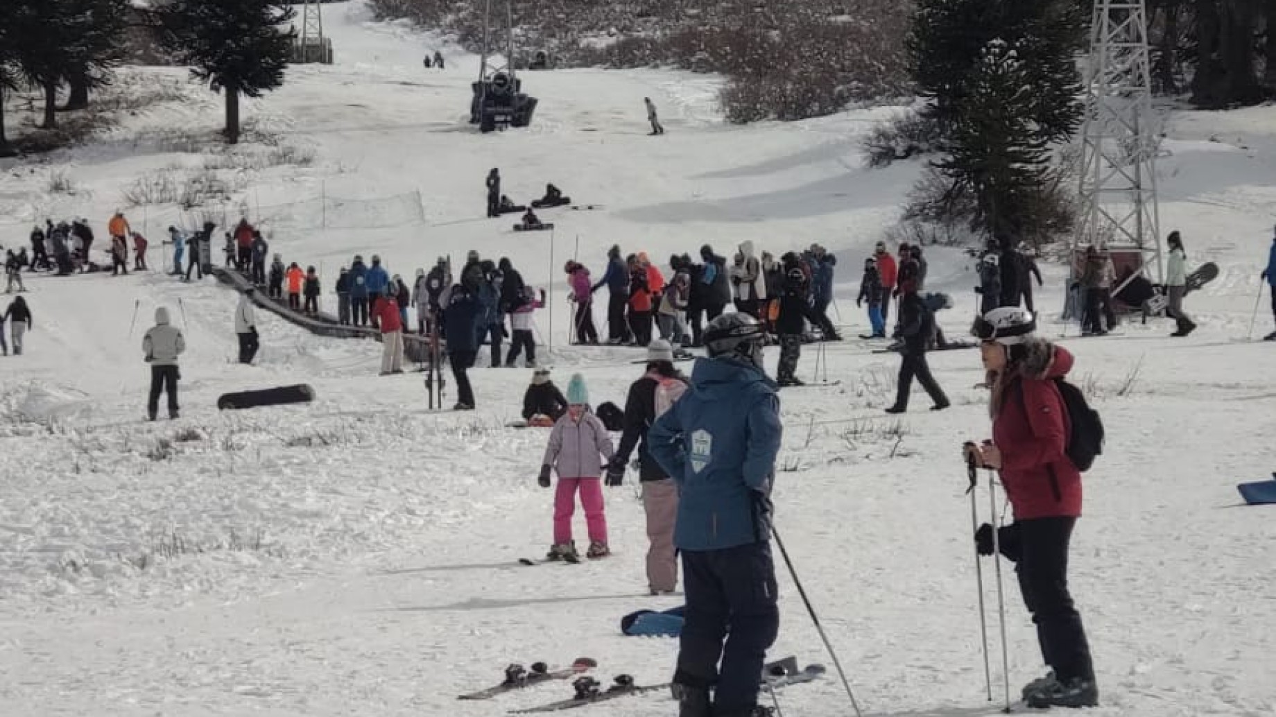 Pese a la nieve, los centros de esquí piden declarar la emergencia del sector