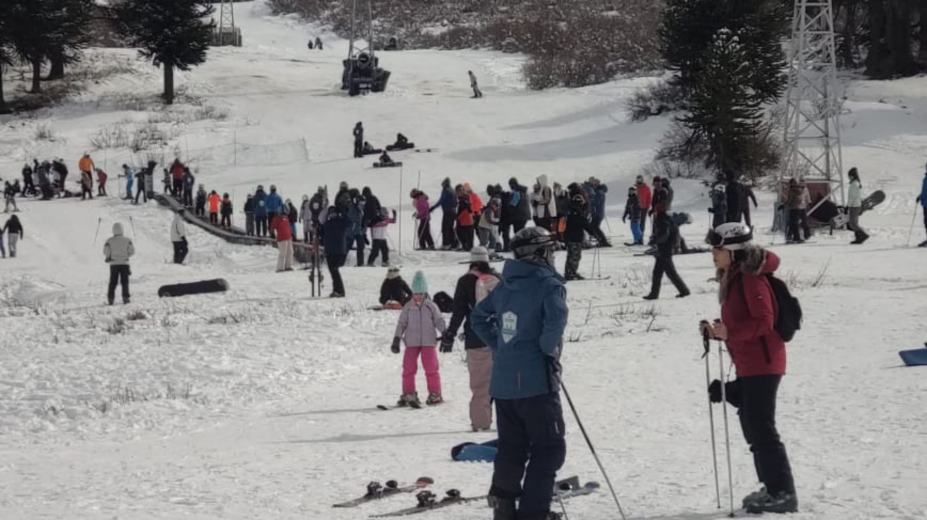 Pese a la nieve, los centros de esquí piden declarar la emergencia del sector