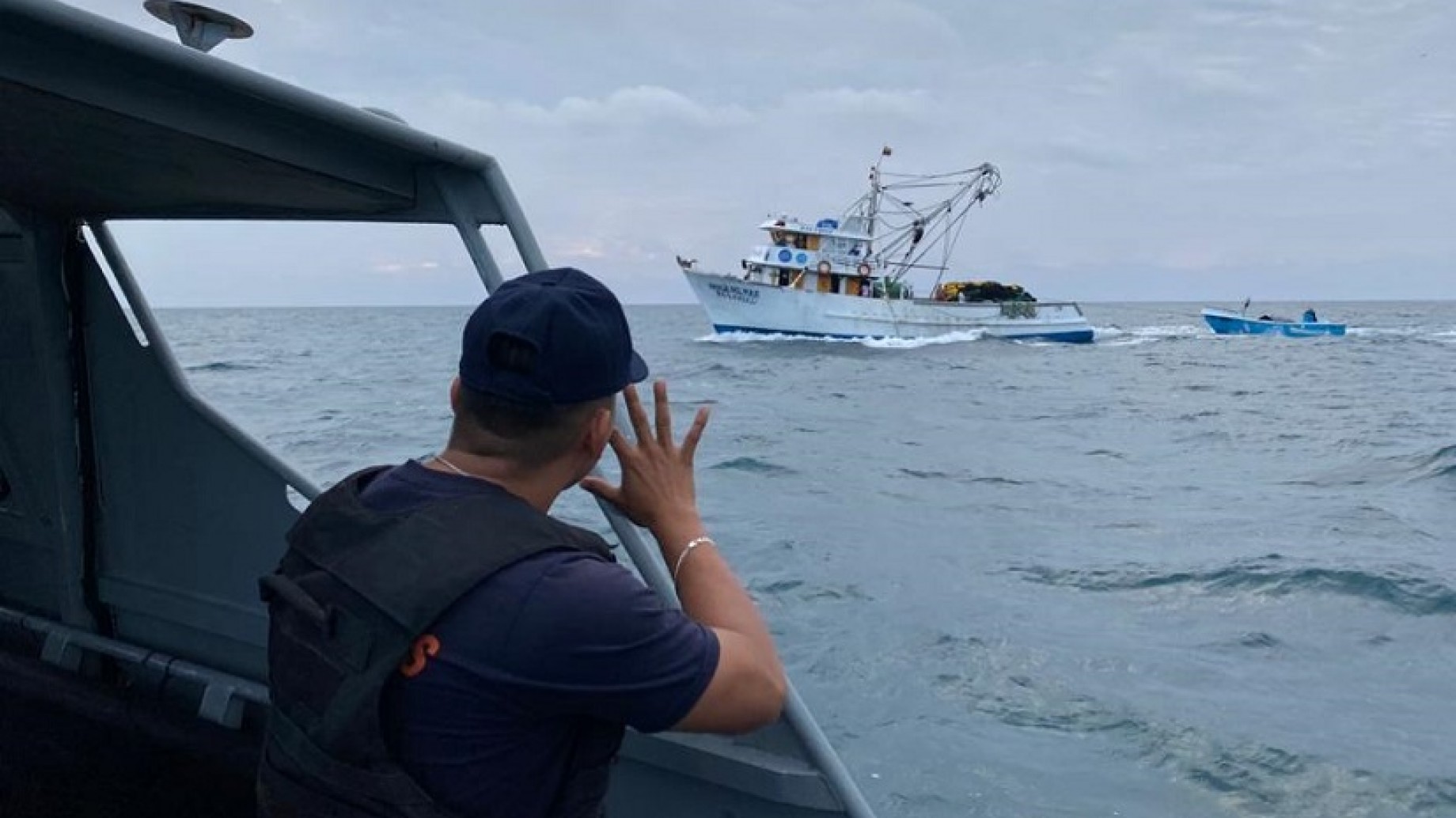 Con satélites, barcos, submarinos y aviones, Ecuador enfrenta a los pesqueros ilegales