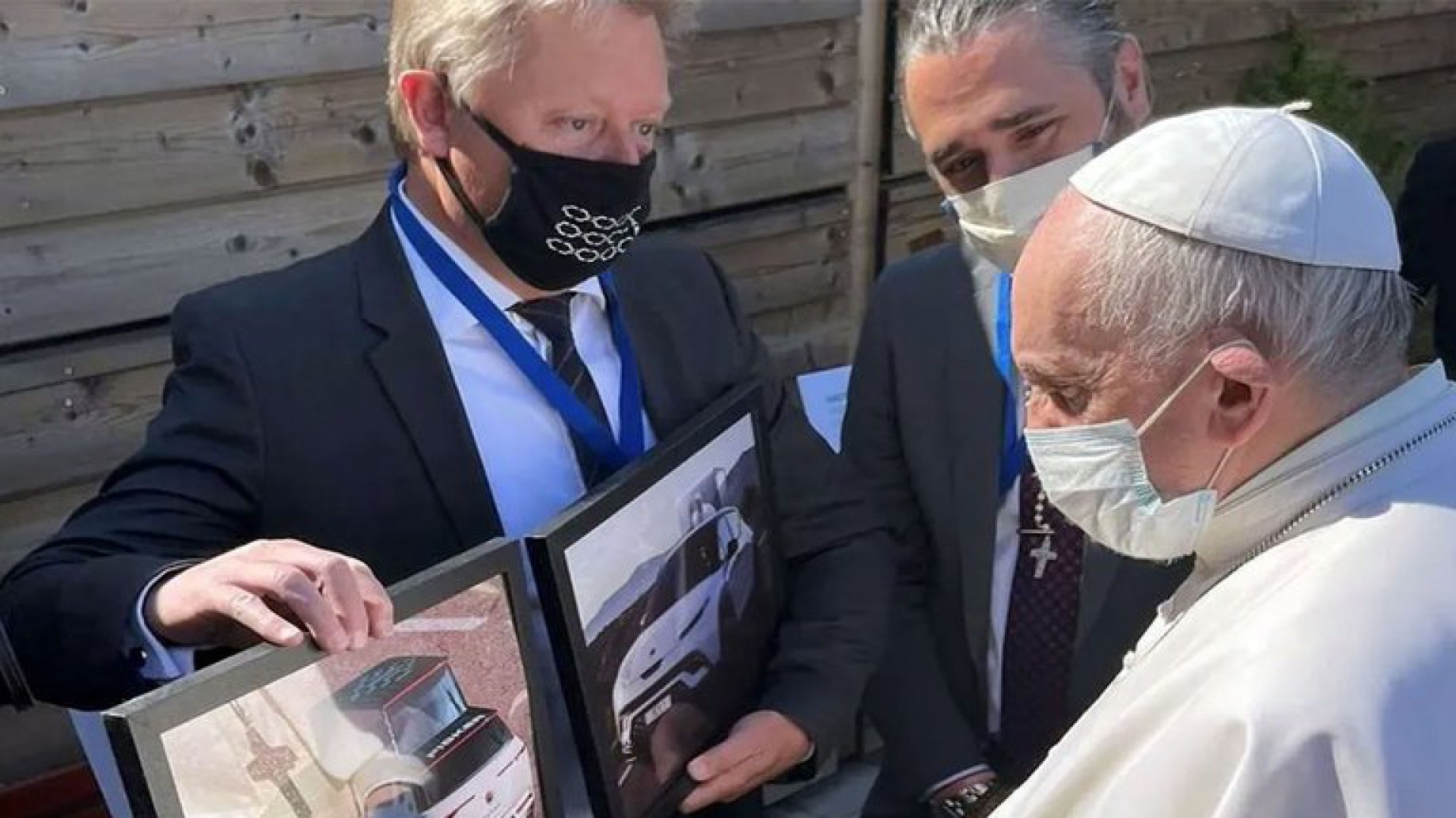 Francisco predica con el ejemplo: en 2022, el papamóvil se moverá con energía renovable