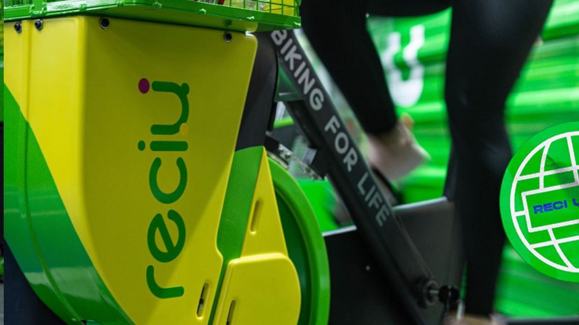 Cómo es la bici cordobesa que permite pedalear para generar energía y eliminar plástico