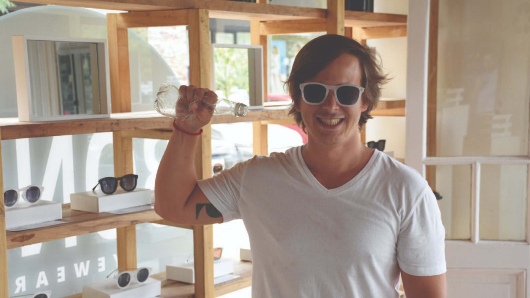 "Bond Eyewear", la firma de San Isidro que transforma botellas plásticas desechadas en gafas