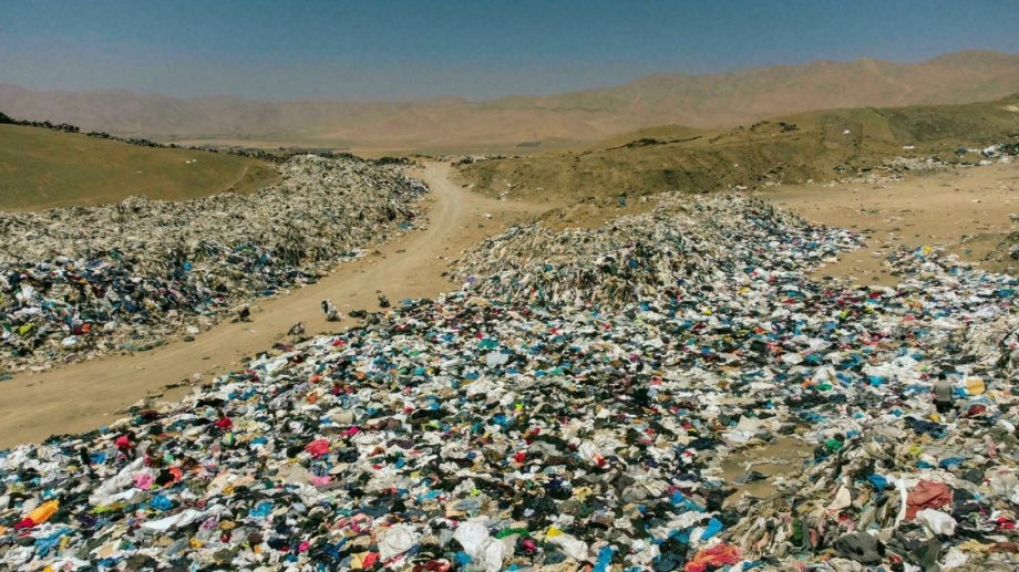 ¿Y la economía circular?: millones de prendas usadas contaminan el gran desierto chileno