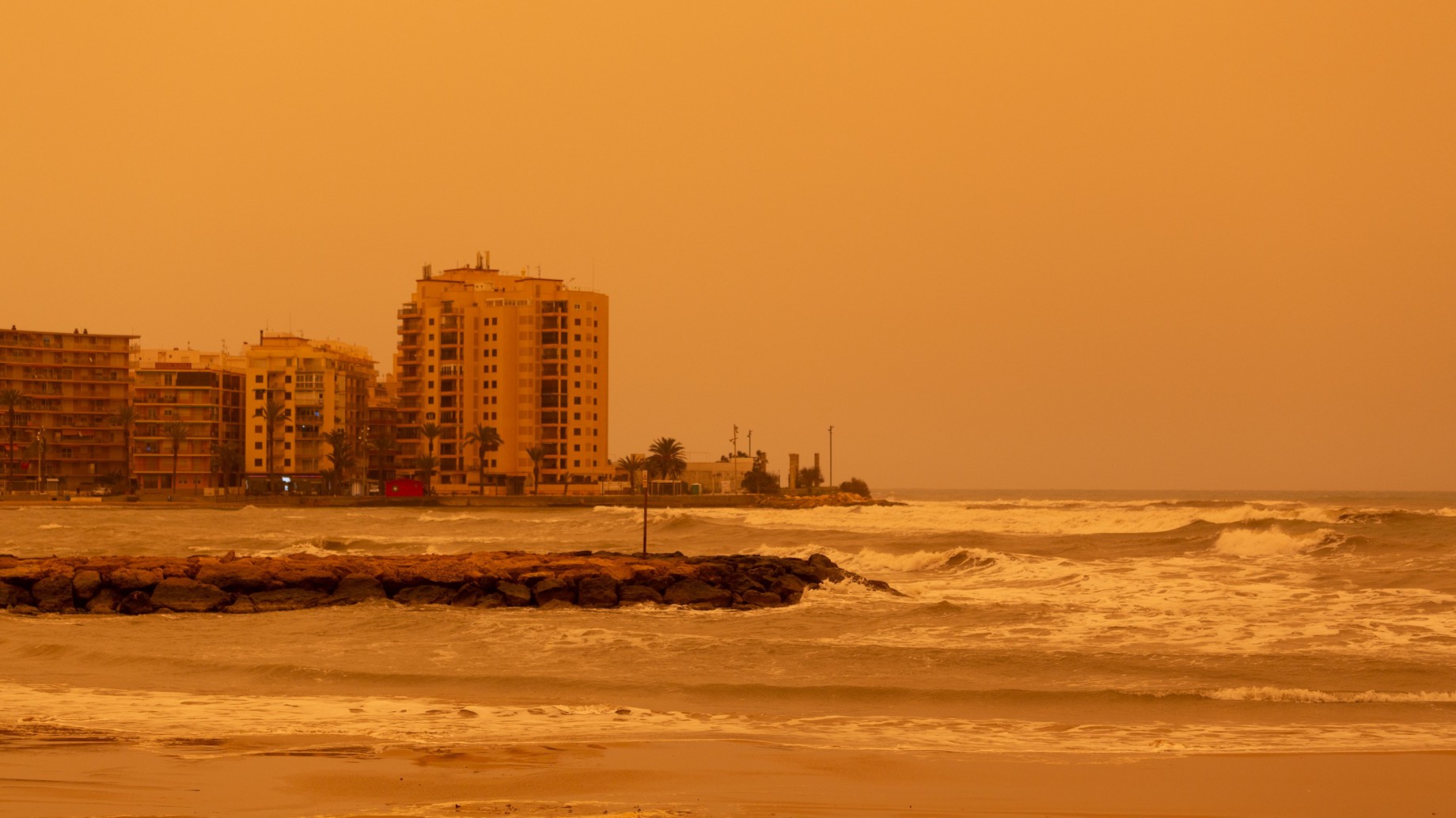 España amanece teñida de naranja por la llegada de polvo del Sahara: ¿Cambio climático o fenómeno natural?