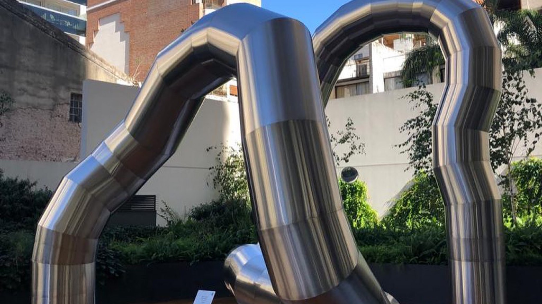 Inauguraron "Mutanti", una lombriz escultórica para reciclar desechos orgánicos en Caballito