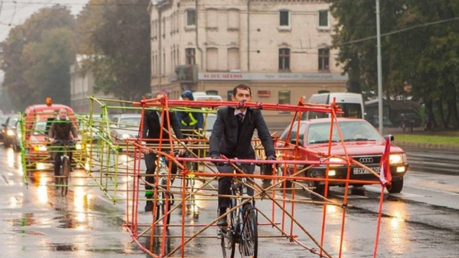 No solo contaminan, los coches también ocupan demasiado espacio en las ciudades