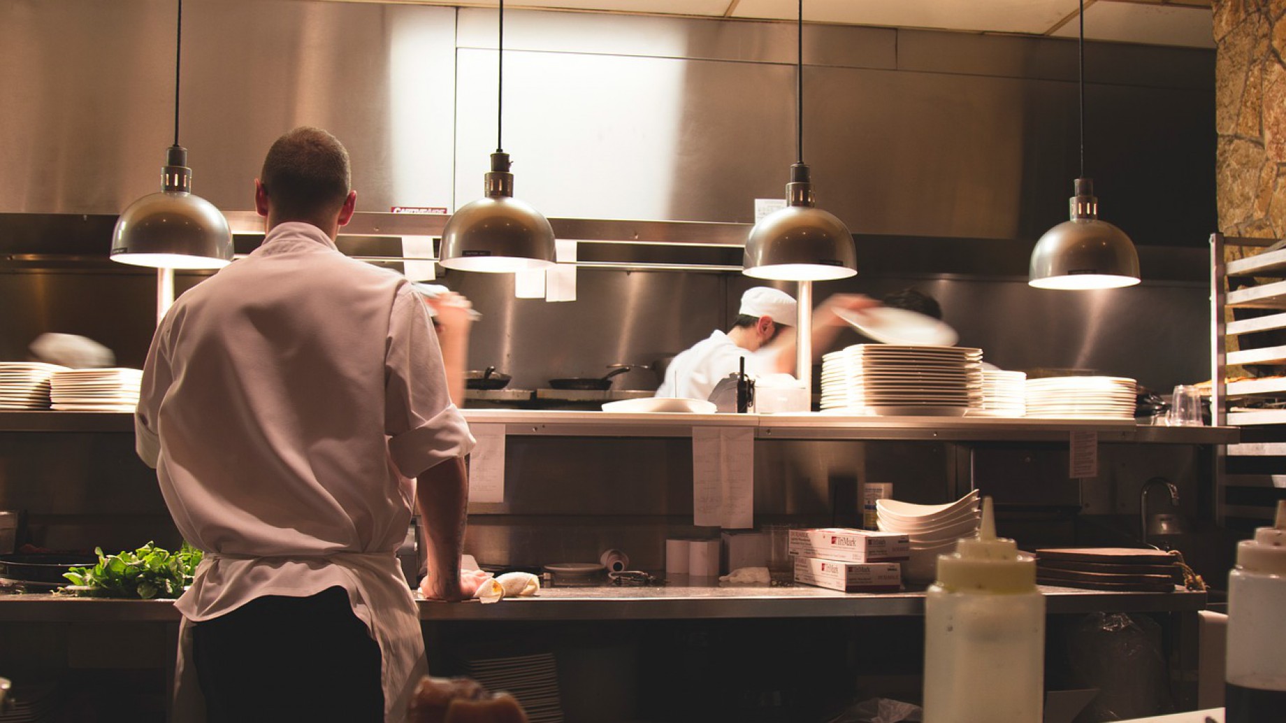 Gurúes gastronómicos proponen: "Menos delivery y desperdicio de alimentos, más comida casera y reciclada"