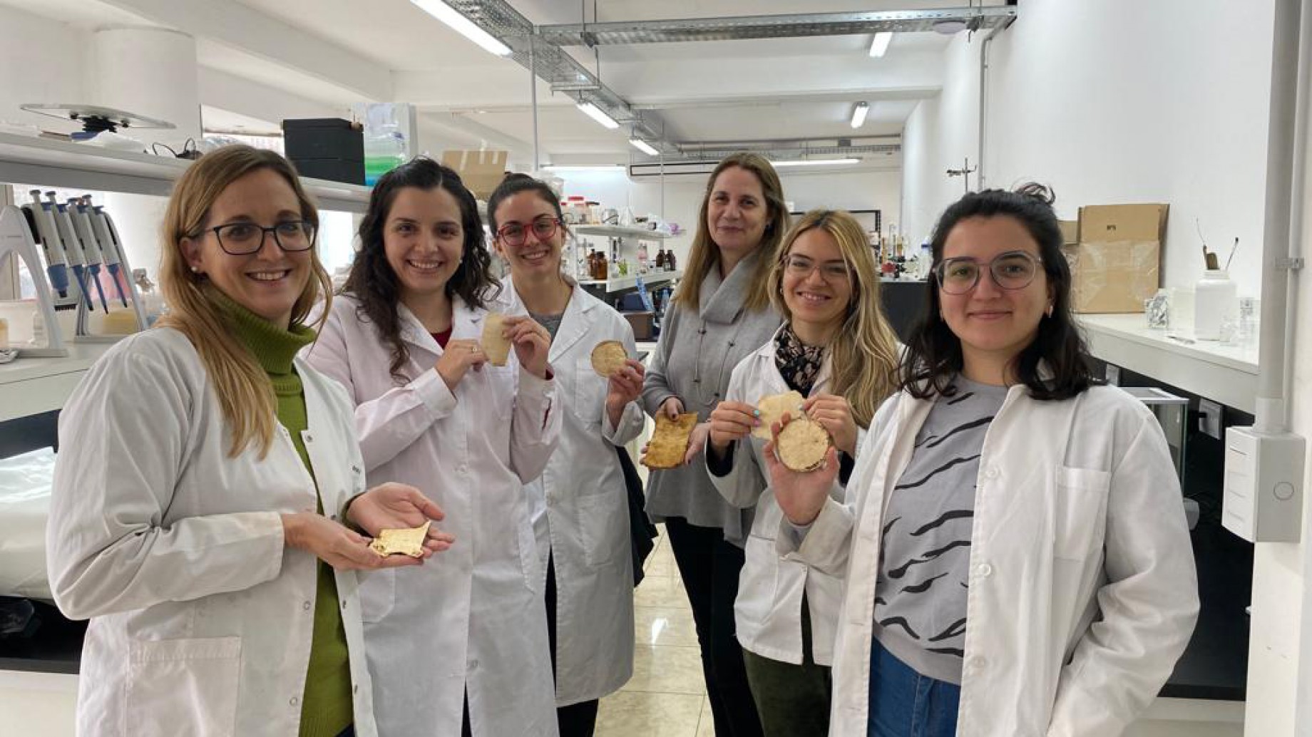 Moda sostenible: siete investigadoras argentinas inventaron un "biocuero" a base de un hongo que se alimenta de residuos del agro