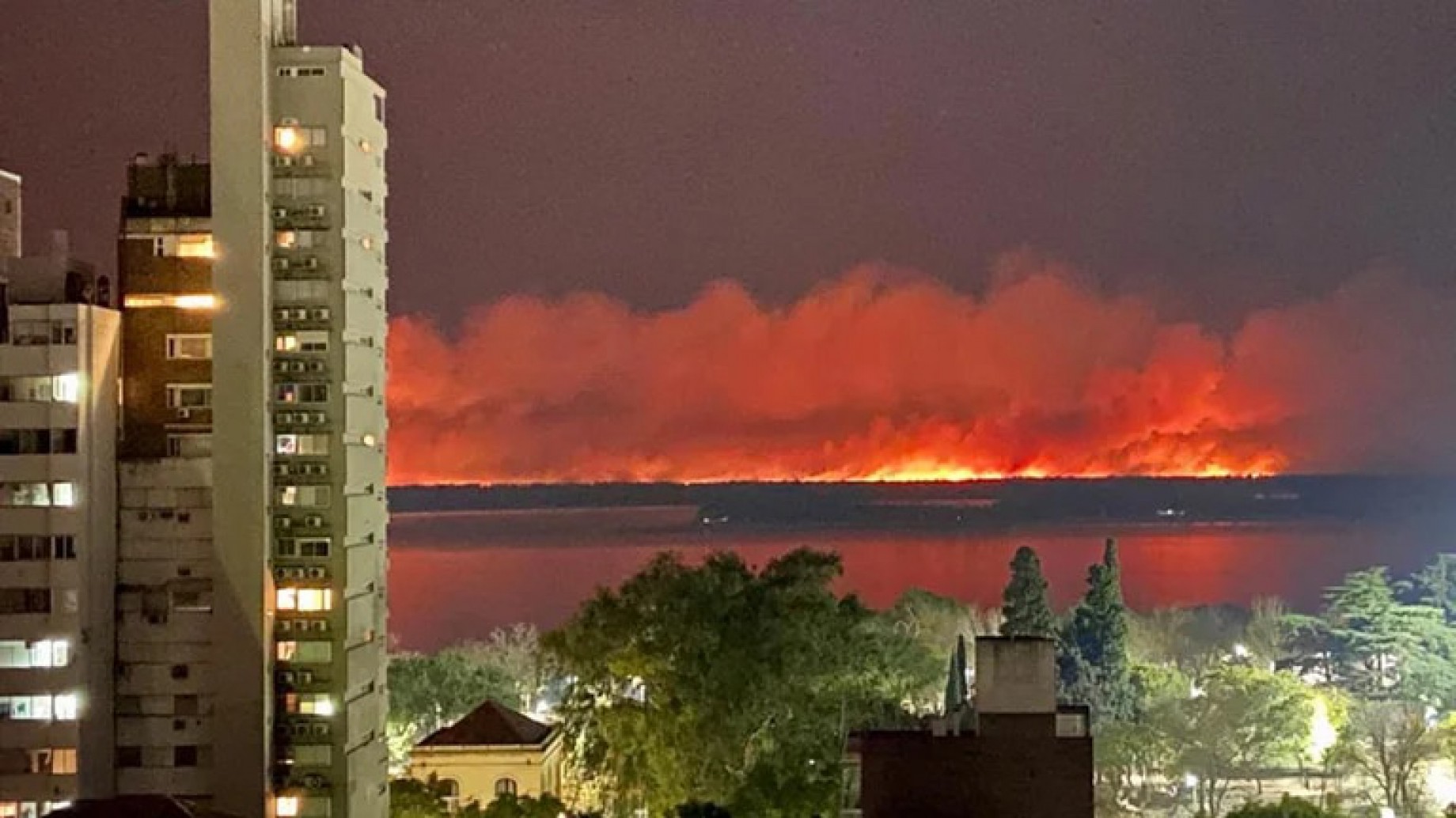 Incendios frente a Rosario: opositores piden la renuncia de Juan Cabandié quien responsabiliza a las provincias
