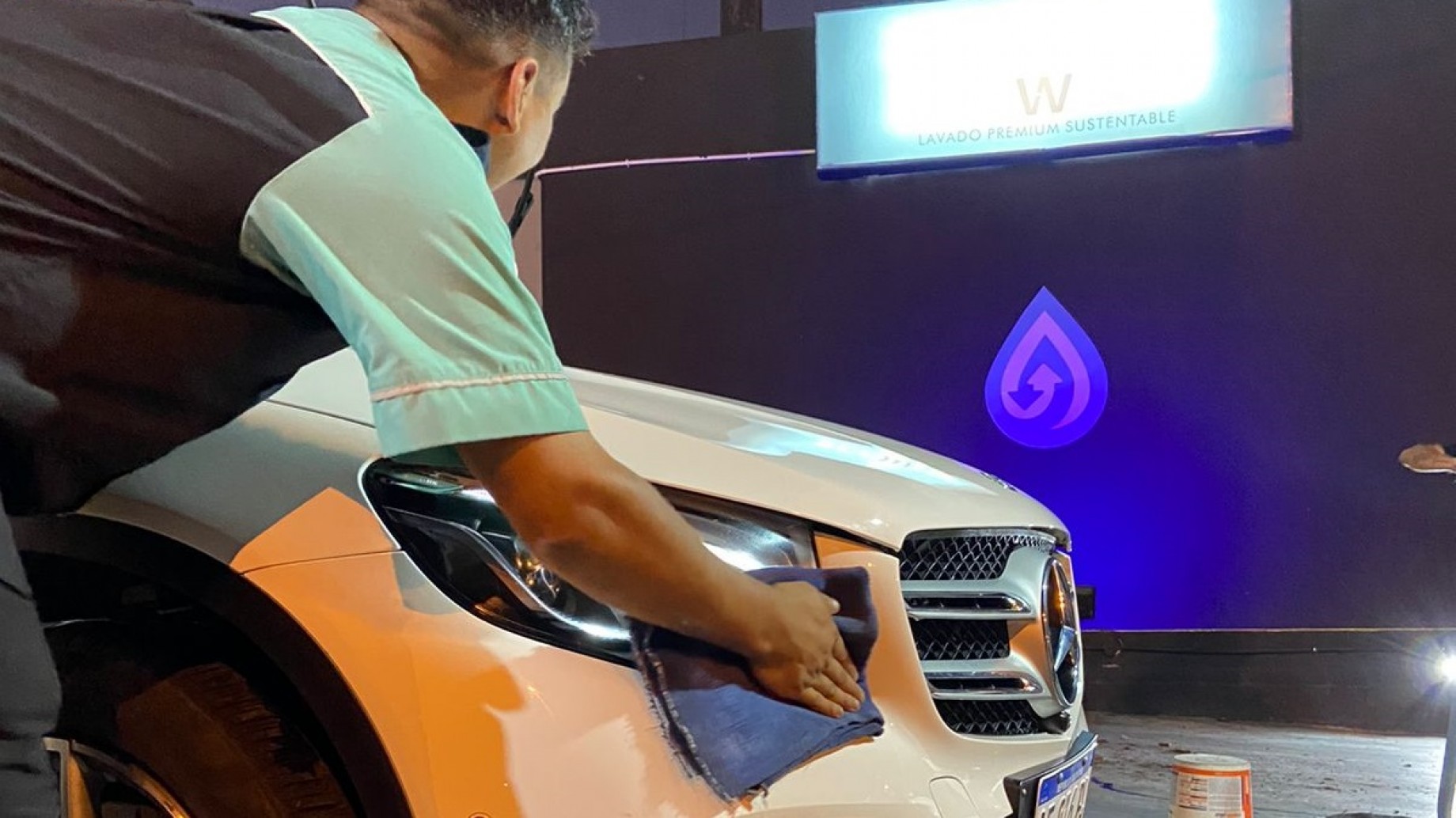 Ecowash, el primer lavadero de autos de Argentina que usa agua de lluvia, se extenderá por todo el país