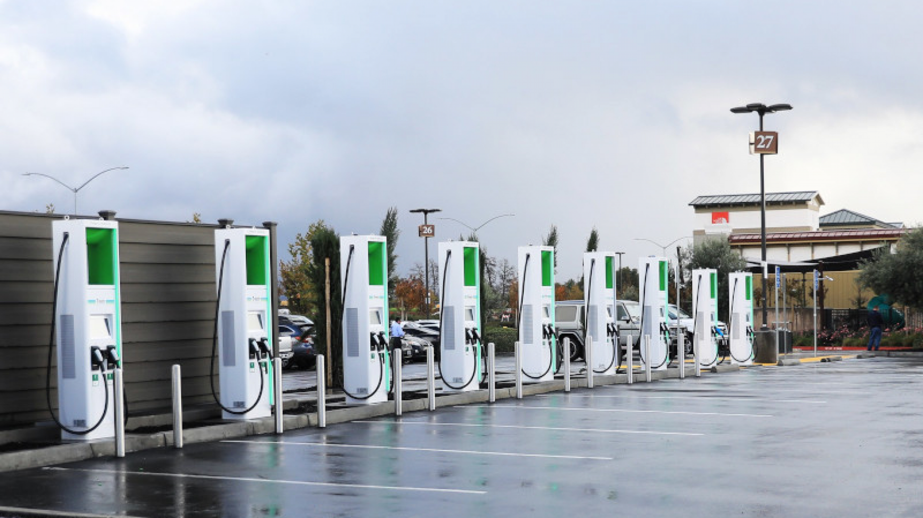 España pretende llenar de "electrolineras" sus pueblos, ciudades, rutas y autopistas