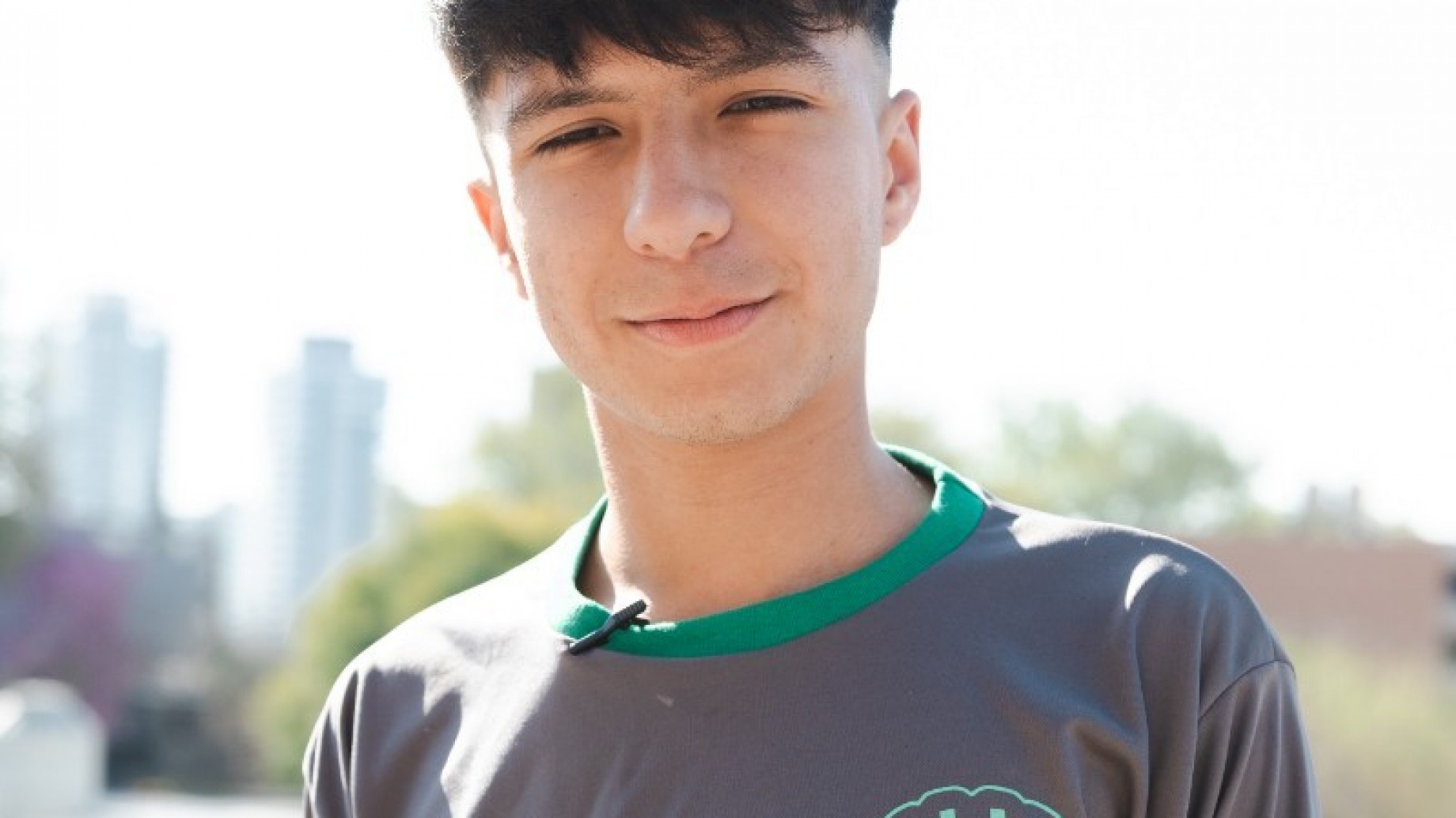 Tomás Machuca, un "pibe de barrio" que creó el emprendimiento de canilleras con plástico reciclado: "Usamos el deporte como medio de concientización"