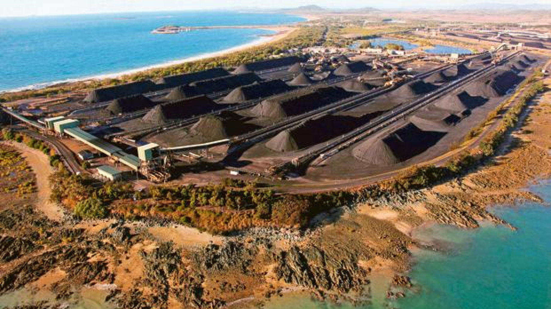 Gautam Adani llegó al top five de los más ricos del mundo tras contaminar el planeta con usinas de carbón. Ahora, busca su propio greenwashing