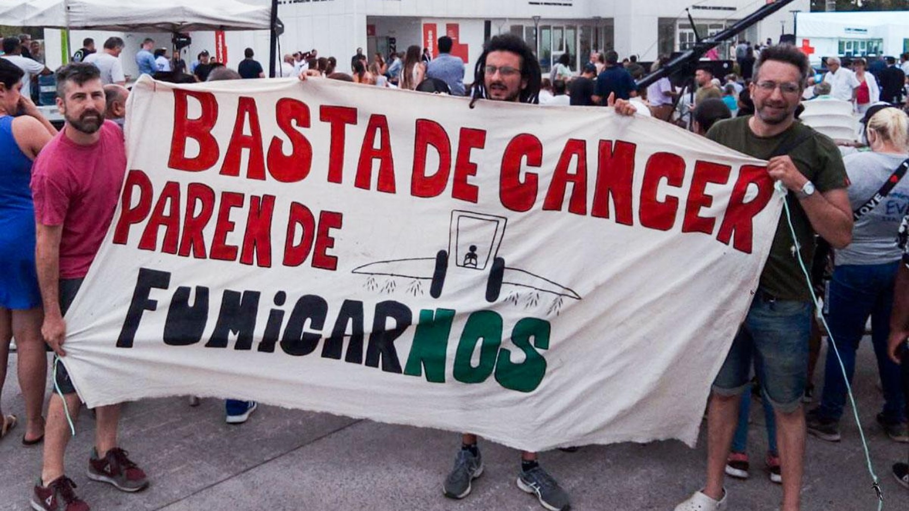 Exaltación de la Cruz: la Seguridad de Alberto Fernández detuvo a cuatro personas por querer desplegar una bandera que decía "Basta de Cáncer, paren de fumigar"