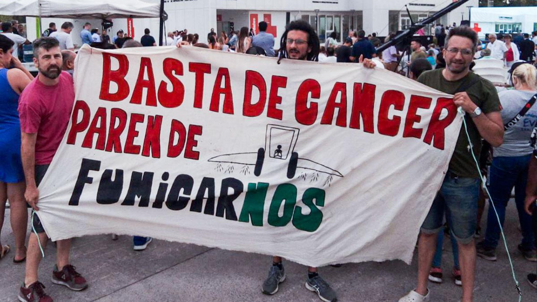 Exaltación de la Cruz: la Seguridad de Alberto Fernández detuvo a cuatro personas por querer desplegar una bandera que decía "Basta de Cáncer, paren de fumigar"