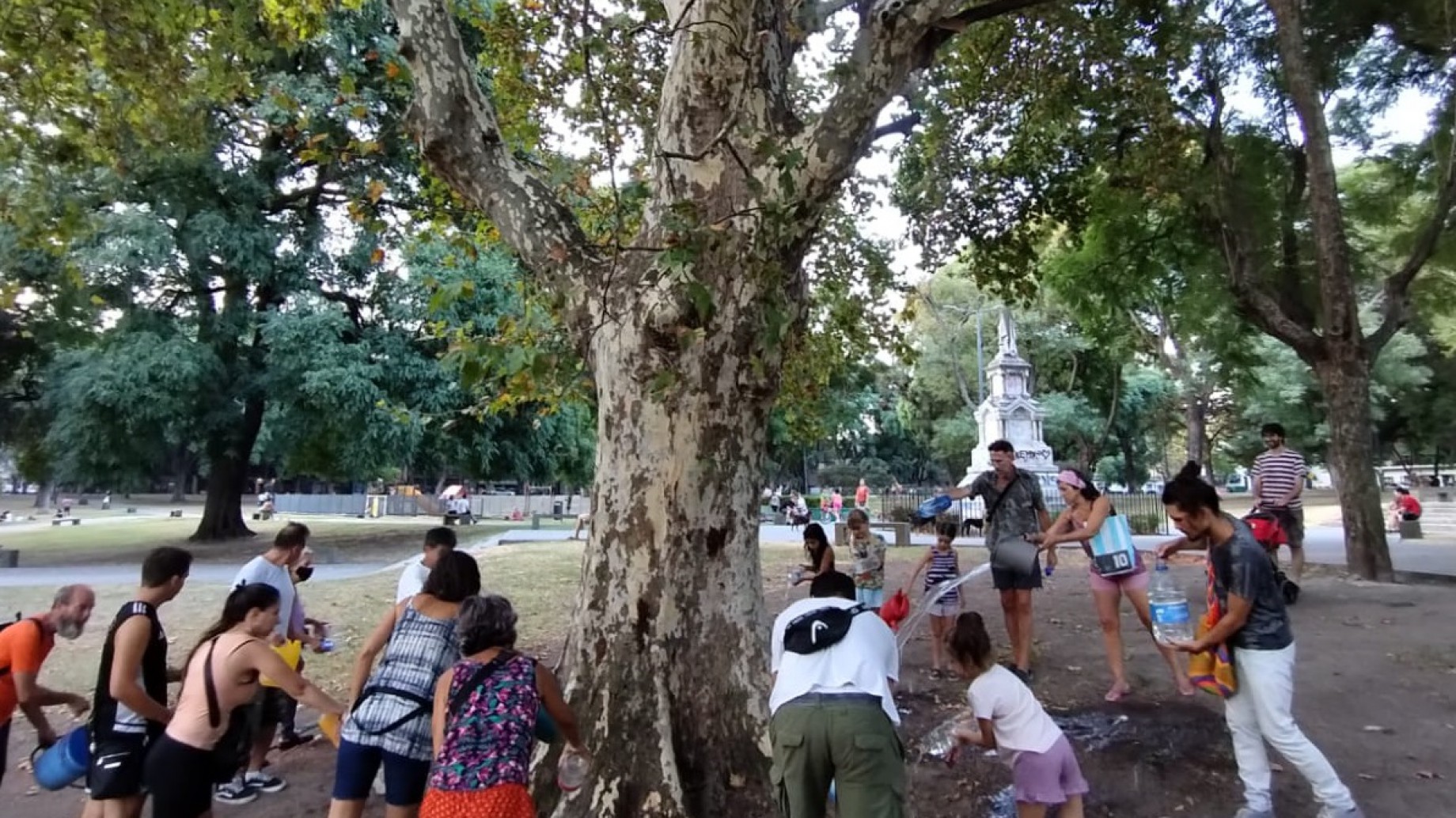 Parque Ameghino, casi abandonado: "Sin luz ni riego, tememos que vuelvan a insistir con el memorial para las víctimas de COVID"