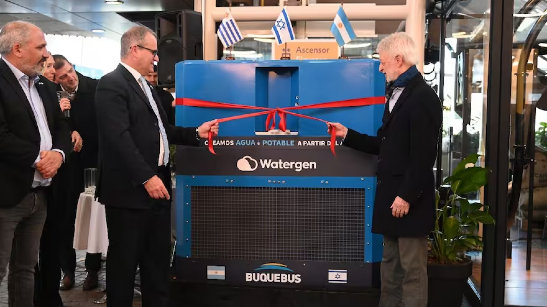 La empresa Buquebus incorporó una máquina que produce agua a partir de la humedad del aire