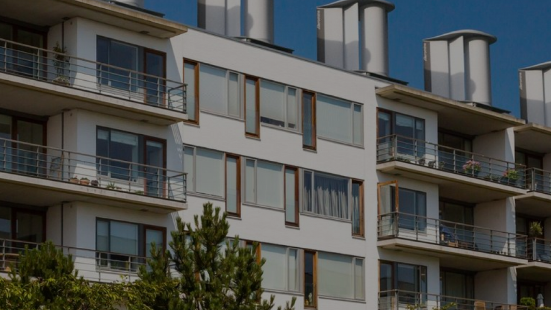 Pequeños aerogeneradores silenciosos se instalan en tejados