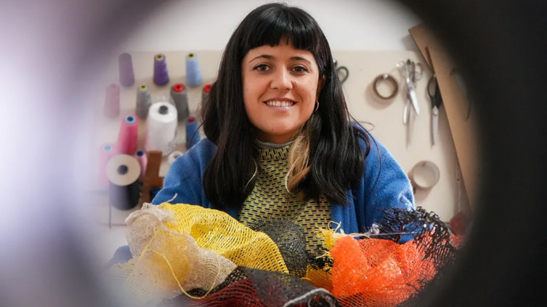 Una joven recicla bolsas de cebollas y telas para fabricar billeteras, materos y sombreros