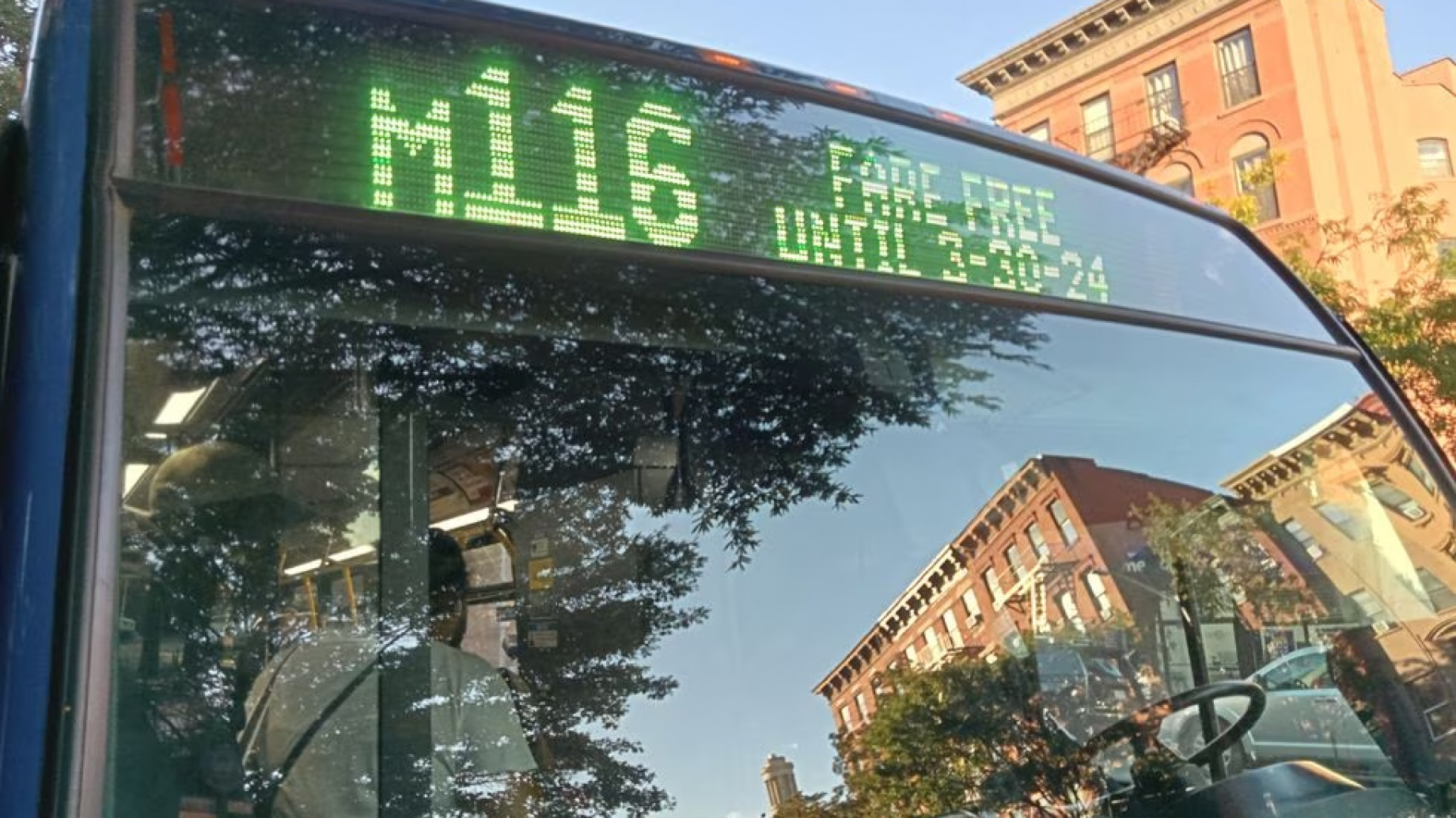 Nueva York lanza líneas de buses gratuitos para que se utilicen menos los autos particulares