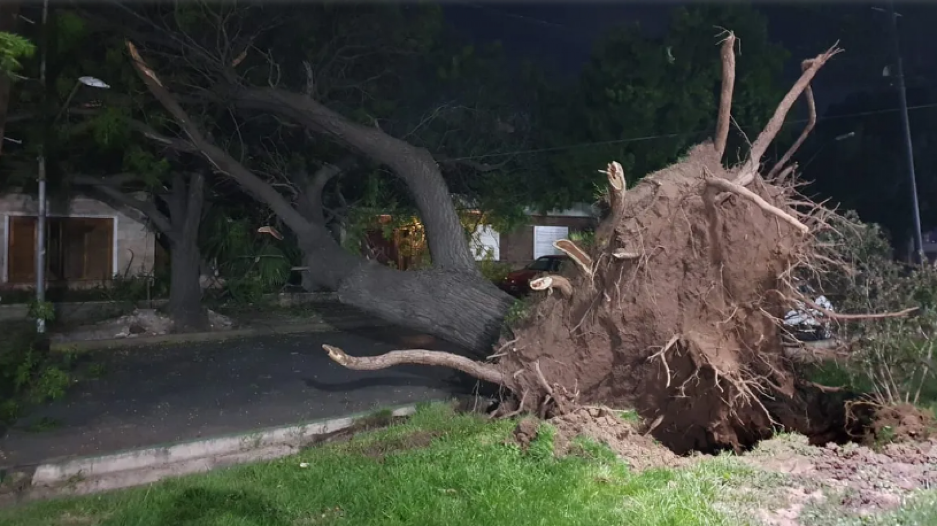 Viento Zonda y desborde de las Cataratas de Iguazú: un 2023 con fenómenos extremos en Argentina