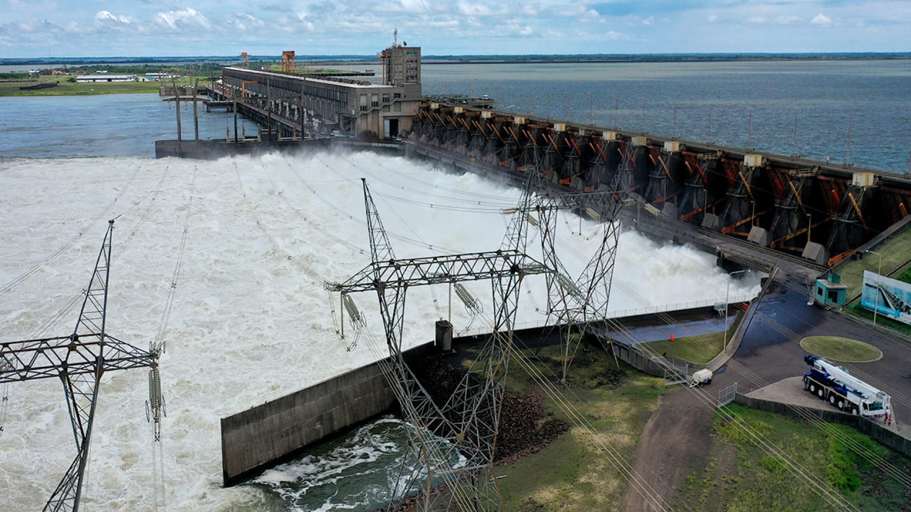"El Niño" pega fuerte en el litoral argentino: Yacyretá está desbordada y Corrientes sufre casi 52 °C de térmica