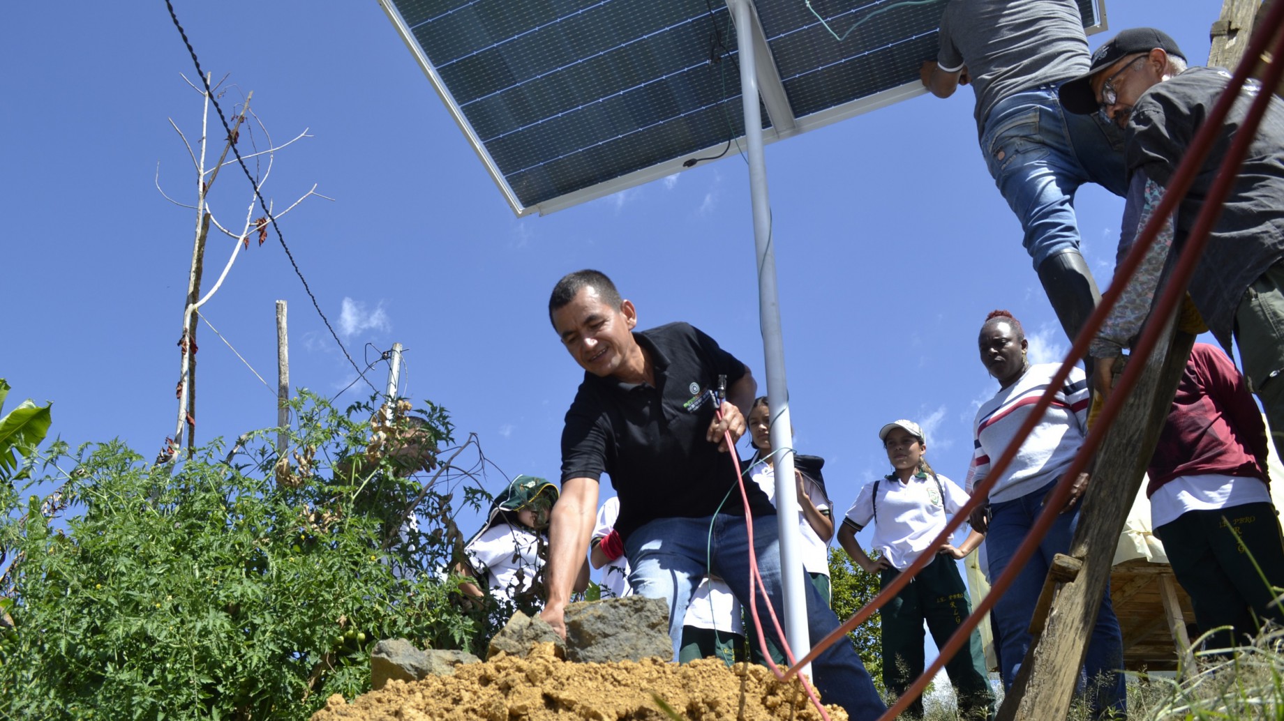 Campesinos crean la primera escuela comunitaria de energías alternativas de Colombia