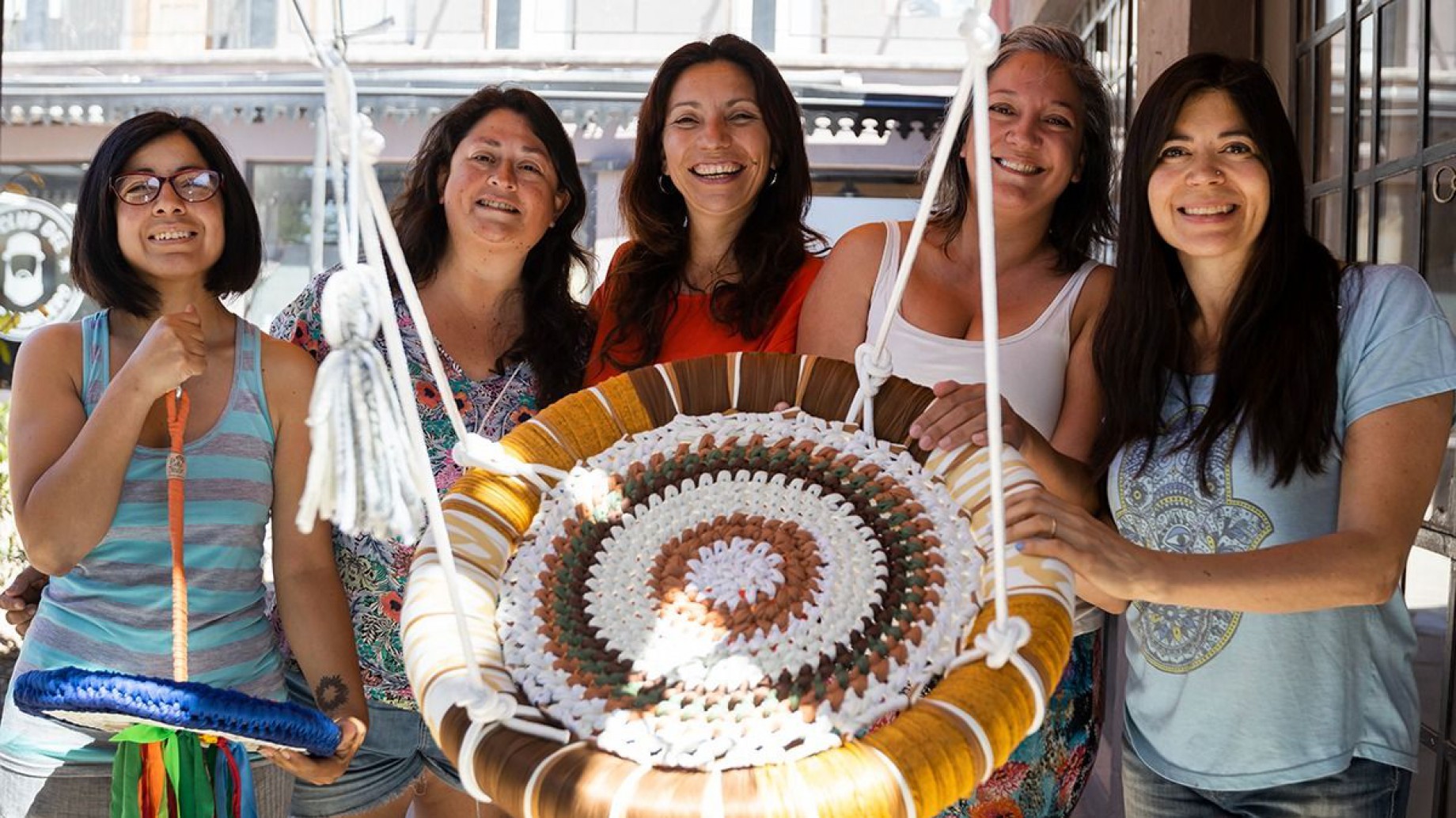 Cinco amigas reciclan neumáticos y tienen un emprendimiento de columpios tejidos
