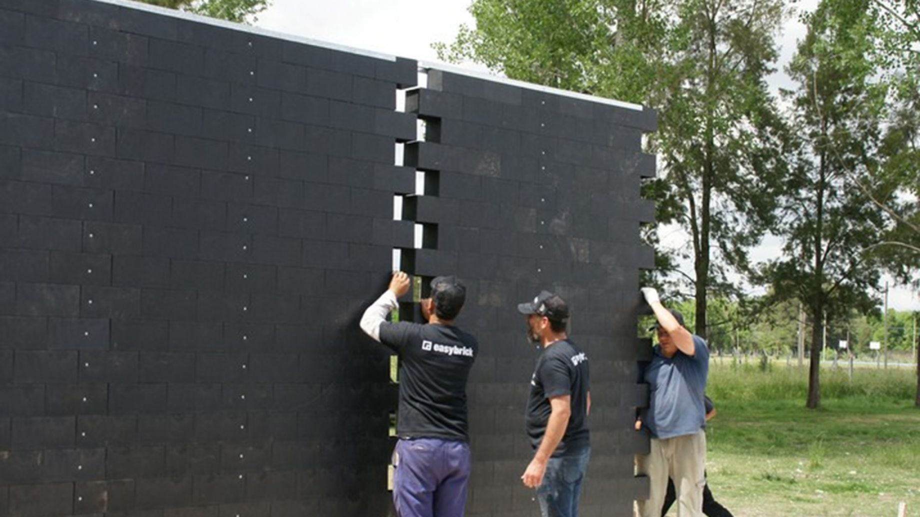 Transforman tapitas de botellas y material reciclado en ladrillos