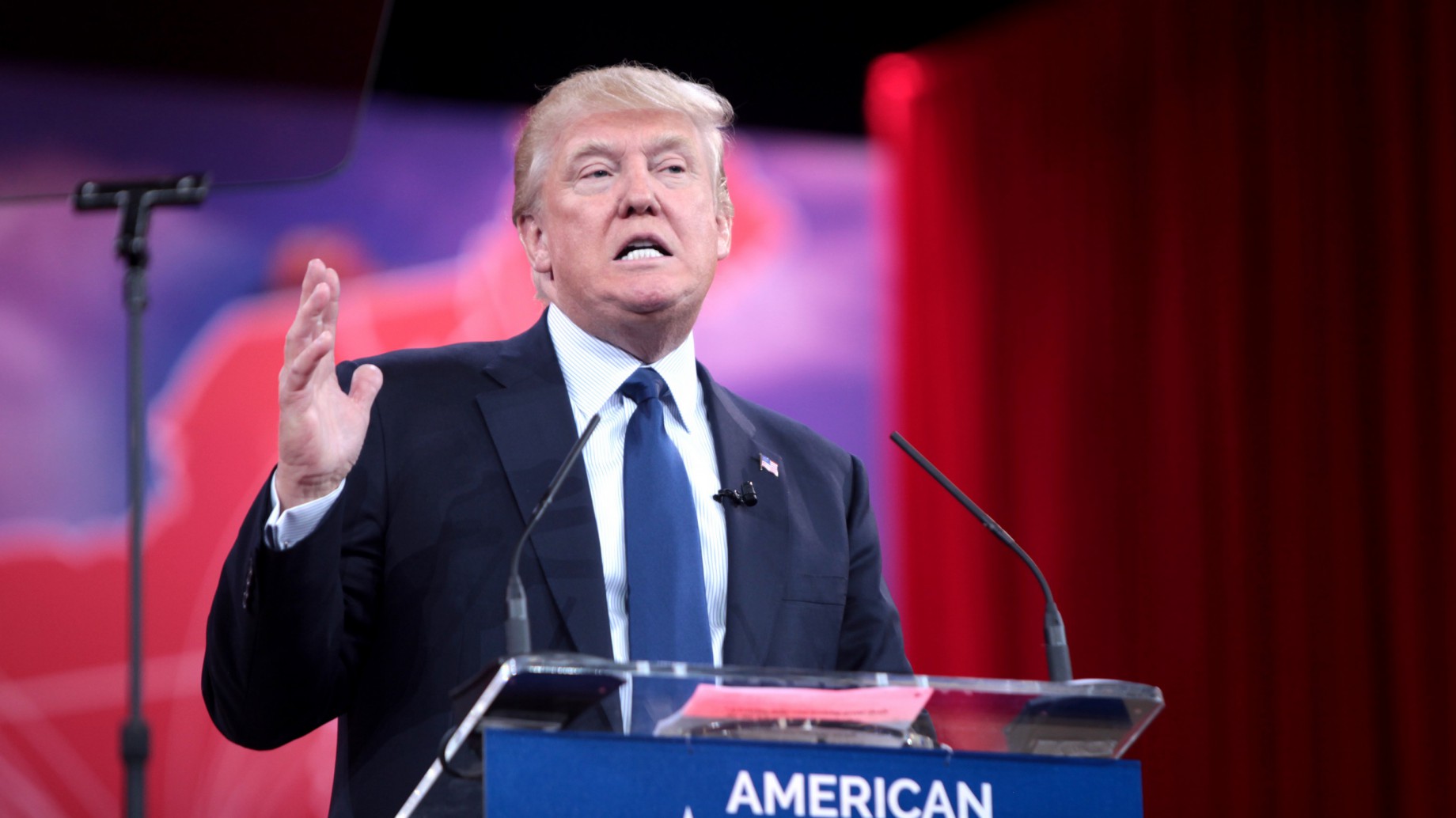 Un Donald Trump negacionista arrasa en la interna republicana