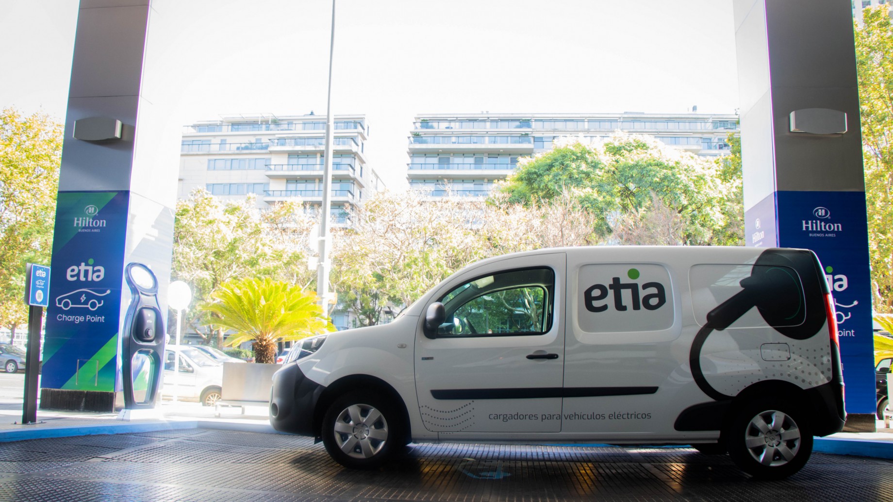 Hilton Buenos Aires estrenó un cargador eléctrico para autos. ¿Se vienen enchufes masivos domiciliarios?