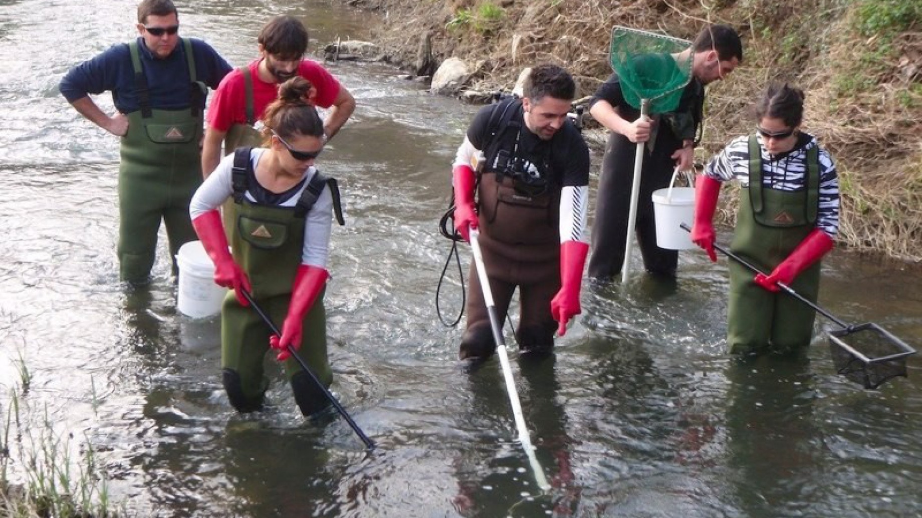 La pesca eléctrica, prohibida en los mares de Europa, se realiza de manera clandestina en los rios argentinos