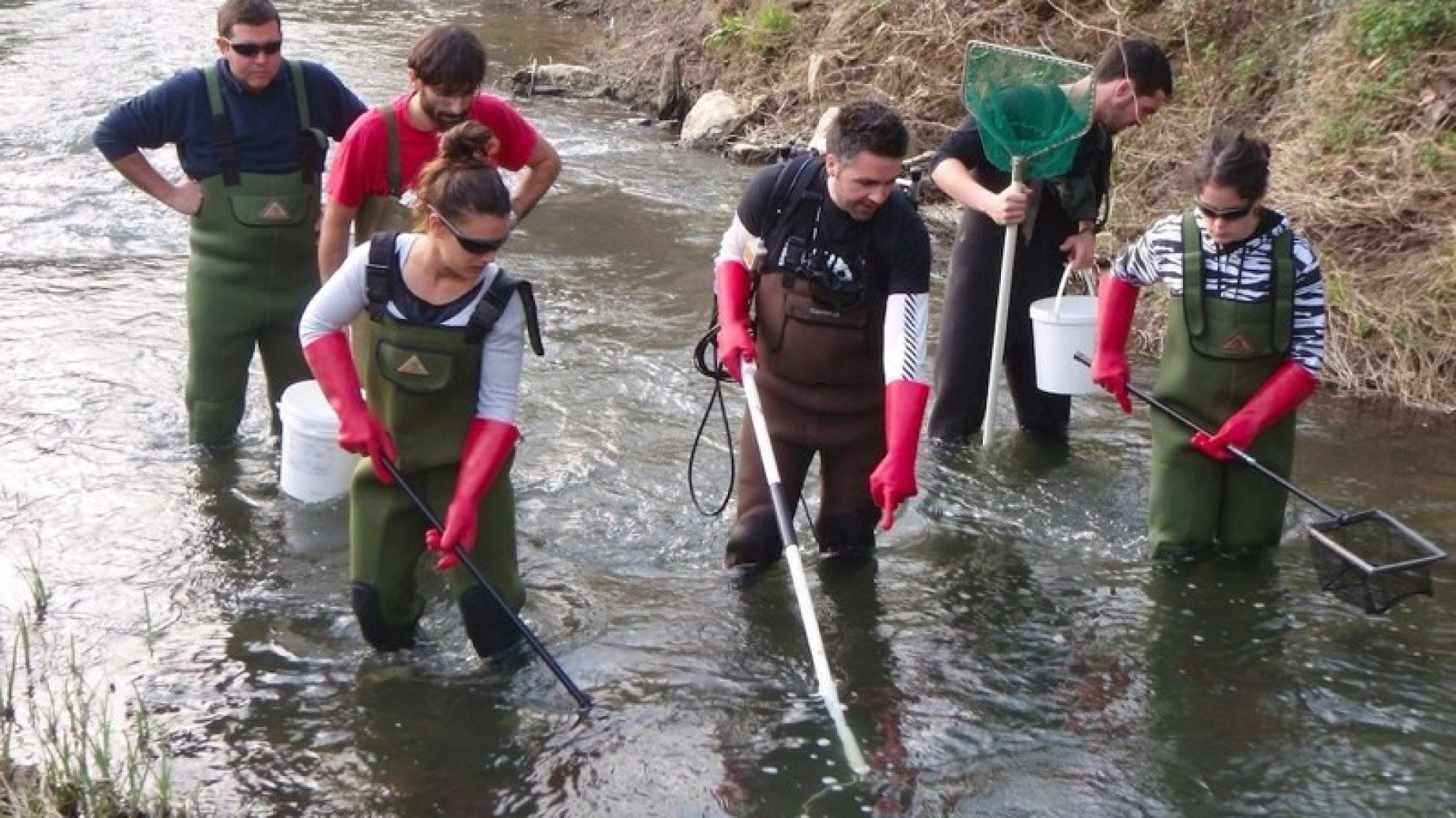 La pesca eléctrica, prohibida en los mares de Europa, se realiza de manera clandestina en los rios argentinos