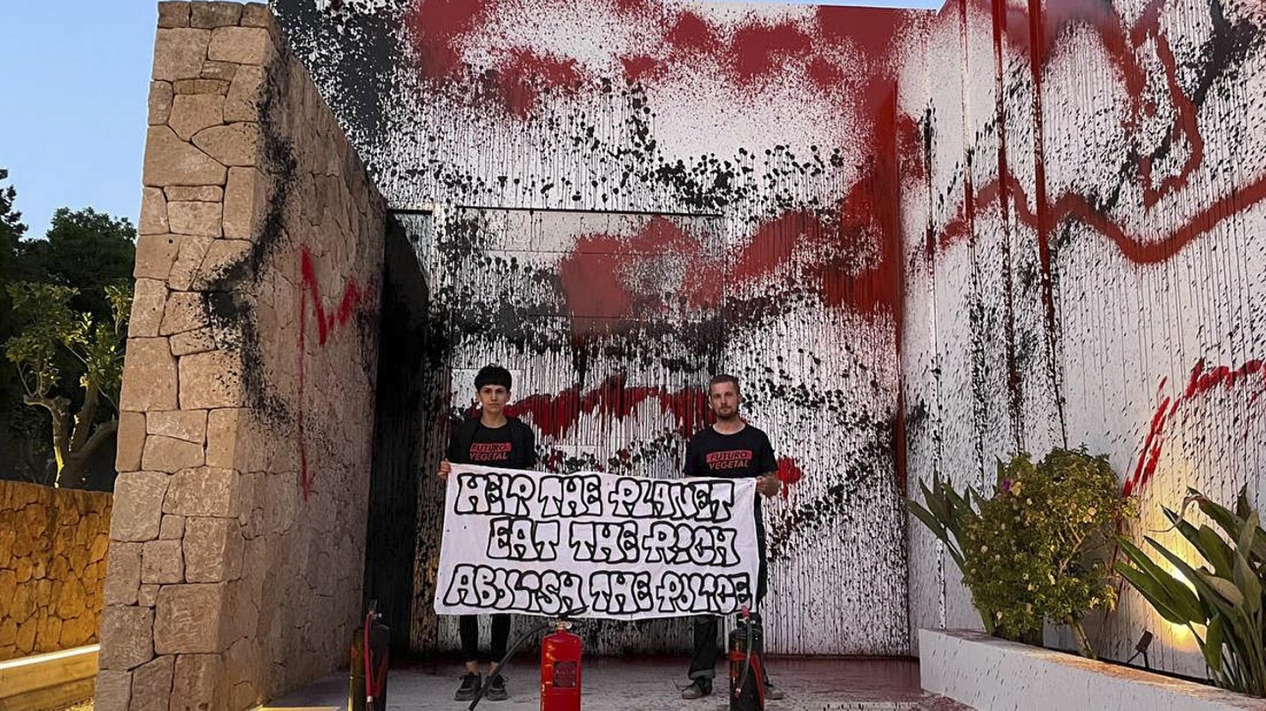 Activistas ambientales vandalizan la casa de Lionel Messi en Ibiza para denunciar la responsabilidad de los ricos en la crisis climática