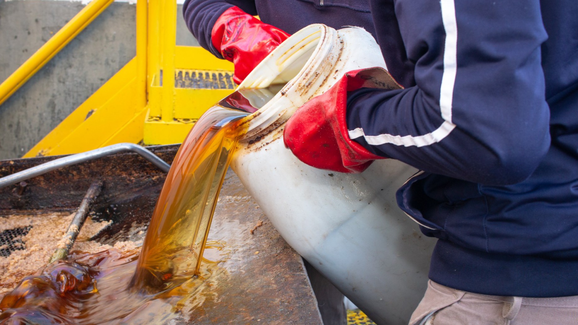 Tan solo un litro de aceite usado puede contaminar mil litros de agua