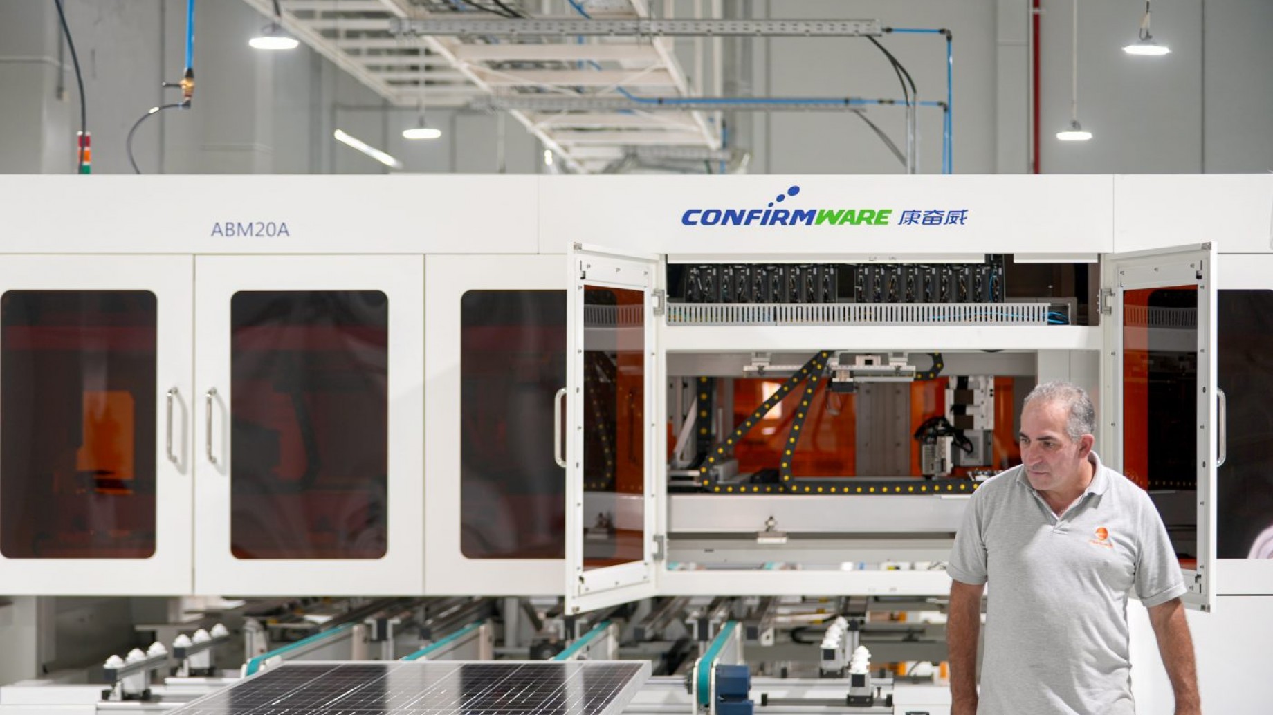 La primera fábrica de paneles solares de Argentina se prepara para producir