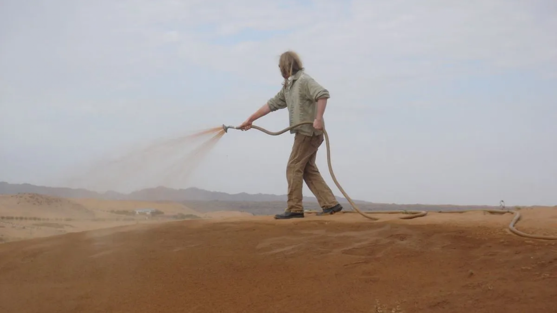 Riegan uno de los desiertos más grandes del mundo con arcilla líquida y lo convierte en un oasis
