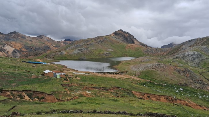 Cuando la nieve desaparece, las comunidades siembran agua